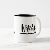 ウィッチー |ブラックブラシスクリプトタイポグラフィ ツートーンマグカップ (正面右)