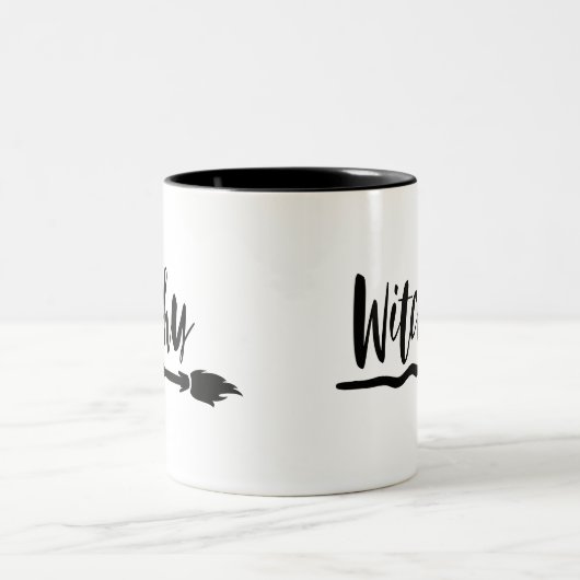 ウィッチー |ブラックブラシスクリプトタイポグラフィ ツートーンマグカップ (中央)