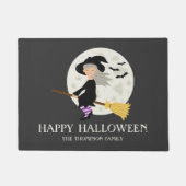 ウィッチ飛んでいるハッピーハローウィンとカスタム家族の名前 ドアマット (正面)
