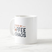 ウィットに富んだカフェイン ユーモア コーヒーとカオス ミニマリスト コーヒーマグカップ (正面左)