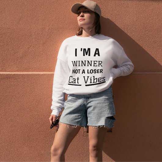 ウィナーキャットビベスおもしろいモダン引用文パーソナライズされた スウェットシャツ