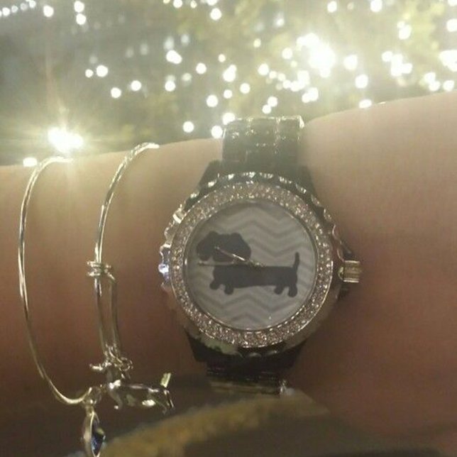 ウィナードッグウォッチトレンディーグレーシェブロン 腕時計 (Dachshund watch - gray designs on a black and blingy band.)