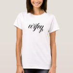 ウィフィーモダンブラックスクリプトホワイトウォンズ Tシャツ<br><div class="desc">Wifeyモダン Black Scriptホワイト女子Tシャツ黒い台本の中でシンプルかわいいワイフィーのシモダンャツ。未来素晴らしのミセスにブライダルシャワーやバチェロレッテ結婚や贈り物を作る！</div>