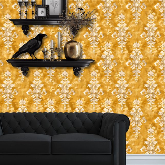 ウィムシゴスクリームオンエレガント金ゴールド 壁紙 (Whimsigoth Cream Damask on Yellow wallpaper behind a black couch.)