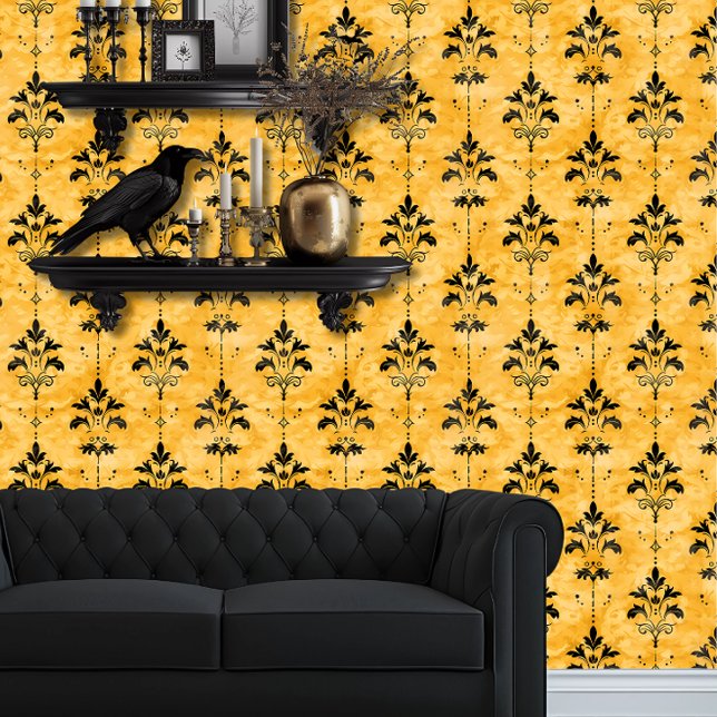 ウィムシーシンプルト金ゴールドとブラックエレガント 壁紙 (Whimsigoth Simply Yellow Damask on Black wallpaper behind a black couch.)