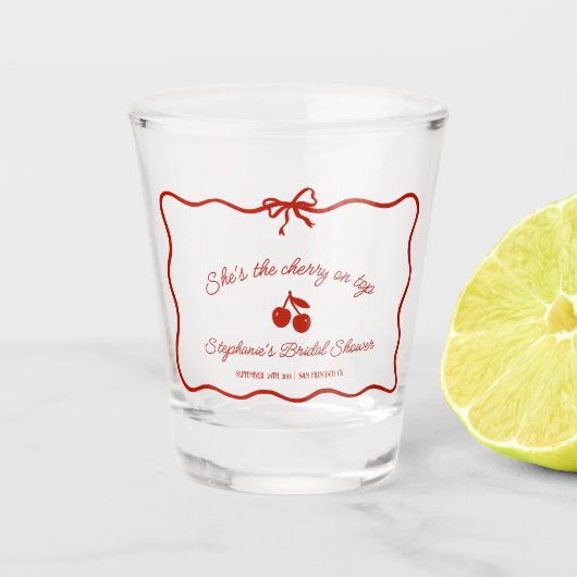 ウィムシーレッド彼女はトップさくらんぼのブライダルシャワー ショットグラス (正面)
