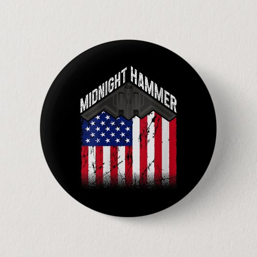 ウィメンズオペレーションミッドナイトハンマー – 米国国旗の中央 缶バッジ (正面)