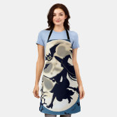 ウィメンズキッチンエプロン、ハロウィンフルムーンウィッチ エプロン (着用した状態)