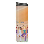 ウィメンヨガポーズフィットネス引用文カスタム文字 タンブラー (回転右)