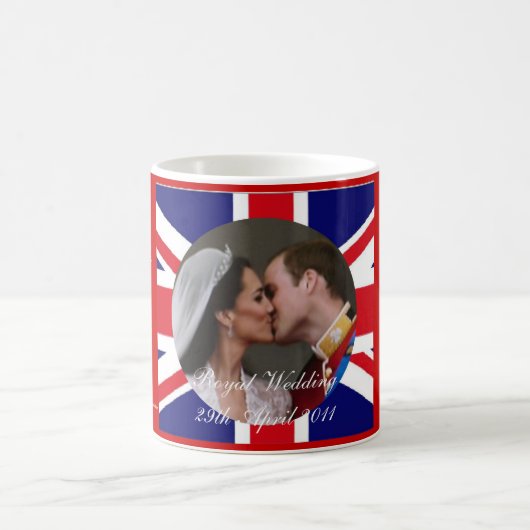 ウィリアムおよびKateの王室のな結婚のキスのマグ コーヒーマグカップ (中央)