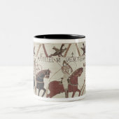 ウィリアムはバイユーで征服者着きます ツートーンマグカップ (中央)