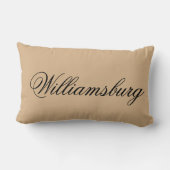 ウィリアムズバーグタンの植民地スタイル ランバークッション (裏面)