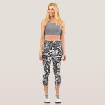 ウィリアムモリス白黒ブドウつる植物 カプリレギンス<br><div class="desc">1800年代に多くのヴィンテージフローラ繊維デザインやフローラ壁紙デザインを製造したウィリアム・モリスのヴィンテージブドウつる植物壁紙デザインをベースにしたヴィンテージブドウ壁紙パターン。グレープパターンは彼の会社最高のの一つである。このヴィンテージグレープテキスタイルは、グラフィック詳細の複雑なブドウとブドウのスケッチである。ぶどう好きでワファッションドイン好きビクトリアンに最適な素敵な古い花の柄。</div>