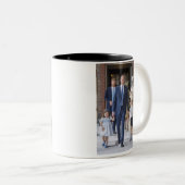 ウィリアム、ケイトと子供 ツートーンマグカップ (正面右)