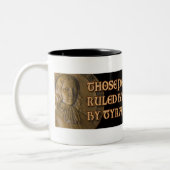 ウィリアム・ペンの引用文: 神か専制君主によって支配されて下さい ツートーンマグカップ (左)