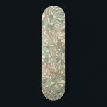 ウィリアム・モリスハニーサックル壁紙 スケートボード<br><div class="desc">ウィリアム・モリスは19世紀の有名なフローラ壁紙と織物デザイナーであり、芸術と工芸運動で最も有名なフローラデザインの多くを作成し、家庭の装飾やアールヌーボーのアーティストに影響を与えビクトリアンた。1915年から1917年の間に壁紙アートとして制作されたウィリアム・モリス社は、1883年の初期のデザインに基づくハニーサックルパターン。このハニーサックルパターンは緑と古い色あせた赤ファッションドの美しい渦で、柔らかい緑のハニーサックルとつる植物と葉柔らかなピンクの赤いハニーサックルの花が咲く。ハニーサックルのパターンは私たちのギフト上で美しく見え、ちょうどハニーサックルフローラのアクセントのためにあなたの人生に最適。</div>