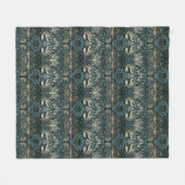 ウィリアム・モリスヴィンテージ孔雀とドラゴンパターン フリースブランケット (正面(横))