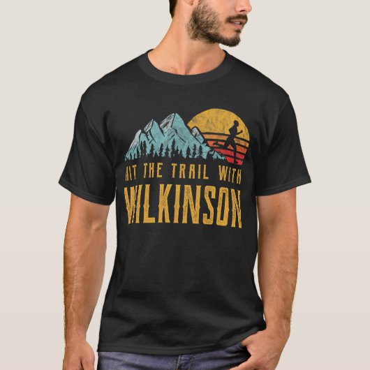 ウィルキランニングンソン – 苗字で道を歩む Tシャツ (正面)