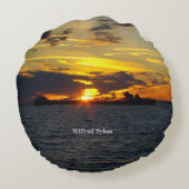ウィルフレッド・サイクスの日没の枕 ラウンドクッション (裏面)