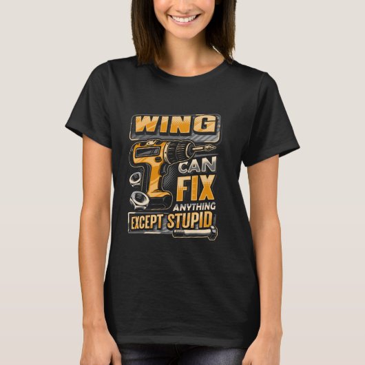 ウィングという苗字の人は馬鹿以外なら何でも直せる Tシャツ (正面)