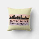 ウィンストンサレムシティスカイライン緯度と経度 クッション (裏面)