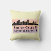 ウィンストンサレムシティスカイライン緯度と経度 クッション (正面)