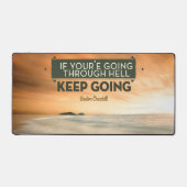 ウィンストンチャーチ感動的ル引用文「保行き中」 デスクマット (正面)