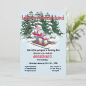 ウィンターオンダーランドファースト誕生日かわいいペンギン 招待状 (スタンド正面)