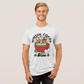 ウィンターココアブリス – 可愛い犬inマグカップデザイン トライブレンドTシャツ (正面全面)