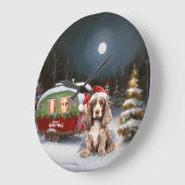 ウィンターコッカースパニエル犬キャラバンクリスマスアドベンチャー ラージ壁時計 (傾斜)