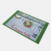 ウィンターピケットフェンスアンドホリデイリース ドアマット (アングル)