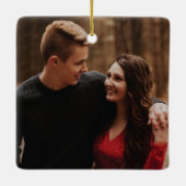 ウィンタープレイドハッピーホリデーズオーナメント – 赤 セラミックオーナメント (裏面)