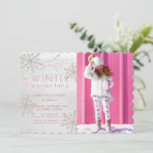 ウィンターワンダーランドスノーフレークピンクフォト誕生日 招待状 (スタンド正面)