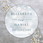 ウィンターワンダーランドスノー結婚式の引き出物 ラウンドシール<br><div class="desc">冬のエレガントワンダー結婚ランド雪のステッパーソナライズされたカーあなたの名前と特別な日付。Thisisnomeによる設計©</div>