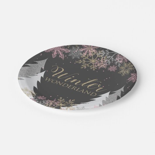 ウィンターワンダーランドパーティープレートとピンクのスノーフレーク ペーパープレート (アングル)
