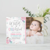 ウィンターワンダーランドピンクシルバーフォト1st誕生日 招待状 (スタンド正面)