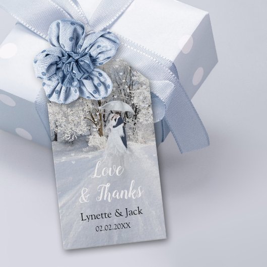 ウィンターワンダーランドファインアートカップルと傘 ギフトタグ