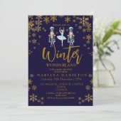 ウィンターワンダーランド男の赤ちゃんシャワー金ゴールド雪片 招待状 (スタンド正面)