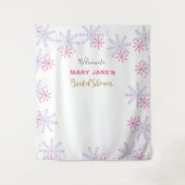 ウィンターワンダーランド ブライダルシャワー ピンクの雪の結晶 タペストリー (正面)