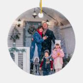 ウィンター素朴キャビン初めてのクリスマスニューホームフォト セラミックオーナメント (裏面)