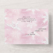 ウィンター・ワンダーランドの女の子 鹿 ピンク 白の雪の結晶 オールインワン招待状 (裏面)