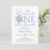 ウィンター ワンダーランド | ミニマリスト ボーイ 1歳 誕生日 招待状 (スタンド正面)