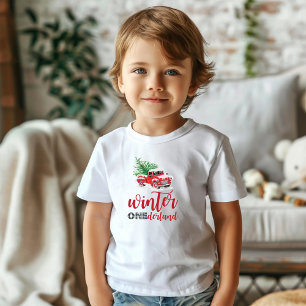 ウィンター・ワンダーランド 赤いトラックのファーストバースデー ベビーTシャツ