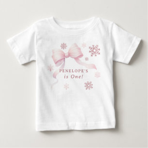 ウィンター ワンダー ランド ピンク リボン ガール 1歳の誕生日 ベビーTシャツ