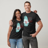 ウィンタ―ワンダーランドを歩くノーム クリスマス Tシャツ (ユニセックス)