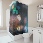 ウィンドウを通して窓や夜の街並みに雨滴が落ちる シャワーカーテン (インサイチュ)