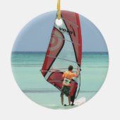 ウィンドサーフィンをするオーナメント セラミックオーナメント (裏面)