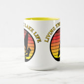 ウィンドサーフィンガールレトロサンセットレイクライフテンプレート マグカップ (中央)