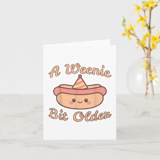 ウィンナーサイズのちょっとした年齢の子は、かわいいし、ユーモアのあるホットドッグの誕生日プレゼント カード (黄色い花)