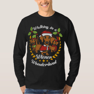 ウィンナーワンダーランドを歩くサンタダックスフンド Tシャツ